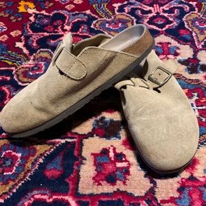 Suede clogs